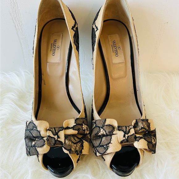 VALENTINO STUNNING CREAM & BLACK LACE & FABRIC HIGH HEEL PUMPS. PEEP TOE - Picture 8 of 16